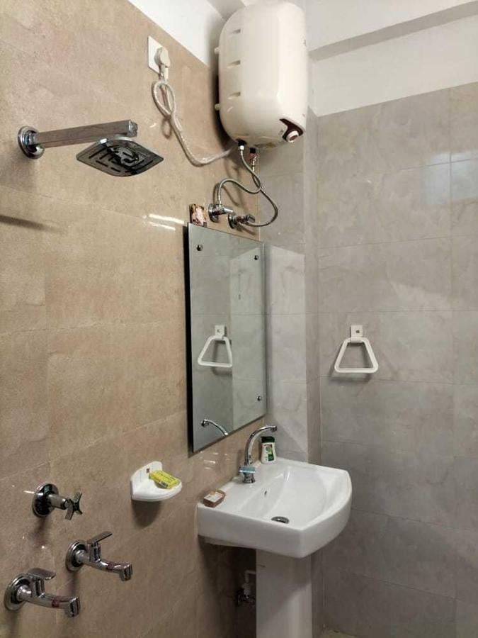 Oyo Flagship 81055 Hotel Barsana Phaphamau Екстер'єр фото